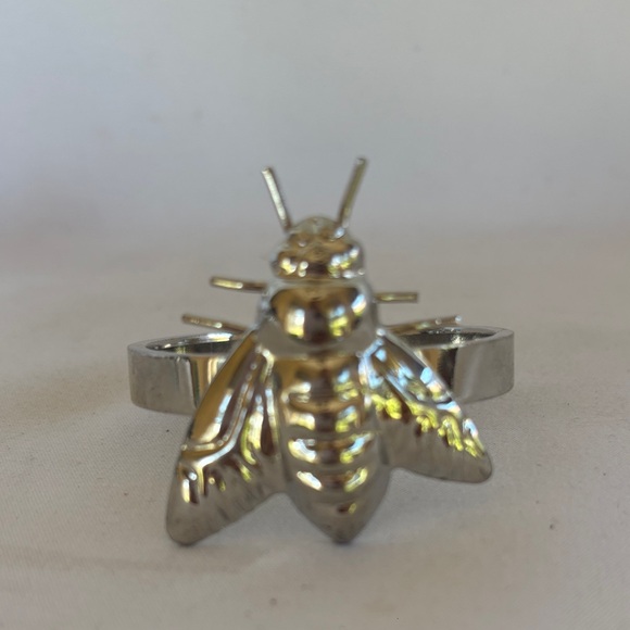 VINTAGE! SET OF 6 GENTLY WORN VERY PRETTY SILVER INSECT NAPKIN RINGS - Picture 3 of 12